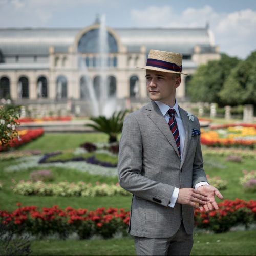 Hellgrauer Tagesanzug mit Kreissäge, Clubkrawatte und Blume im Knopfloch.