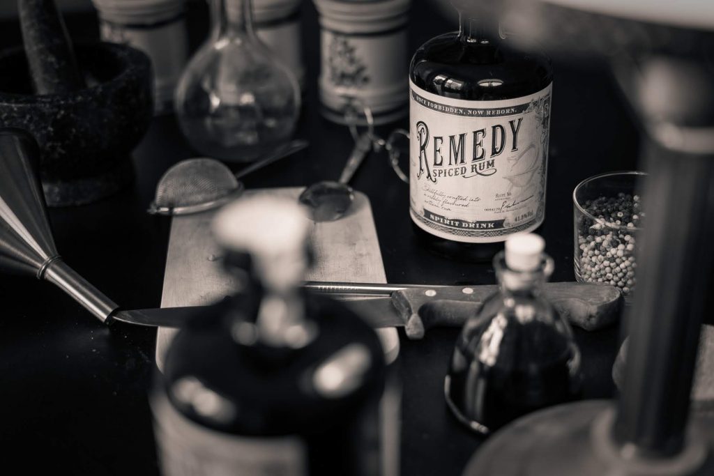 Remedy Rum mit Zutaten und Küchengerät