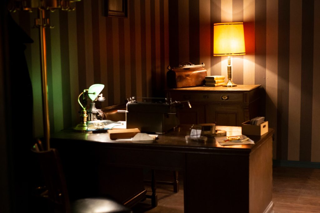 Antiker Schreibtisch mit Bankerlampe und alter Schreibmaschine